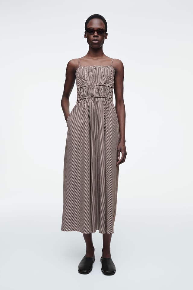 RANDIG MIDIKLÄNNING MED RYNKAD MIDJA