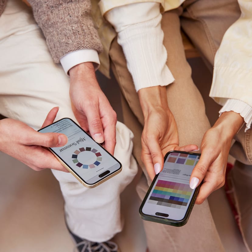 Två personer som jämför färgpaletter